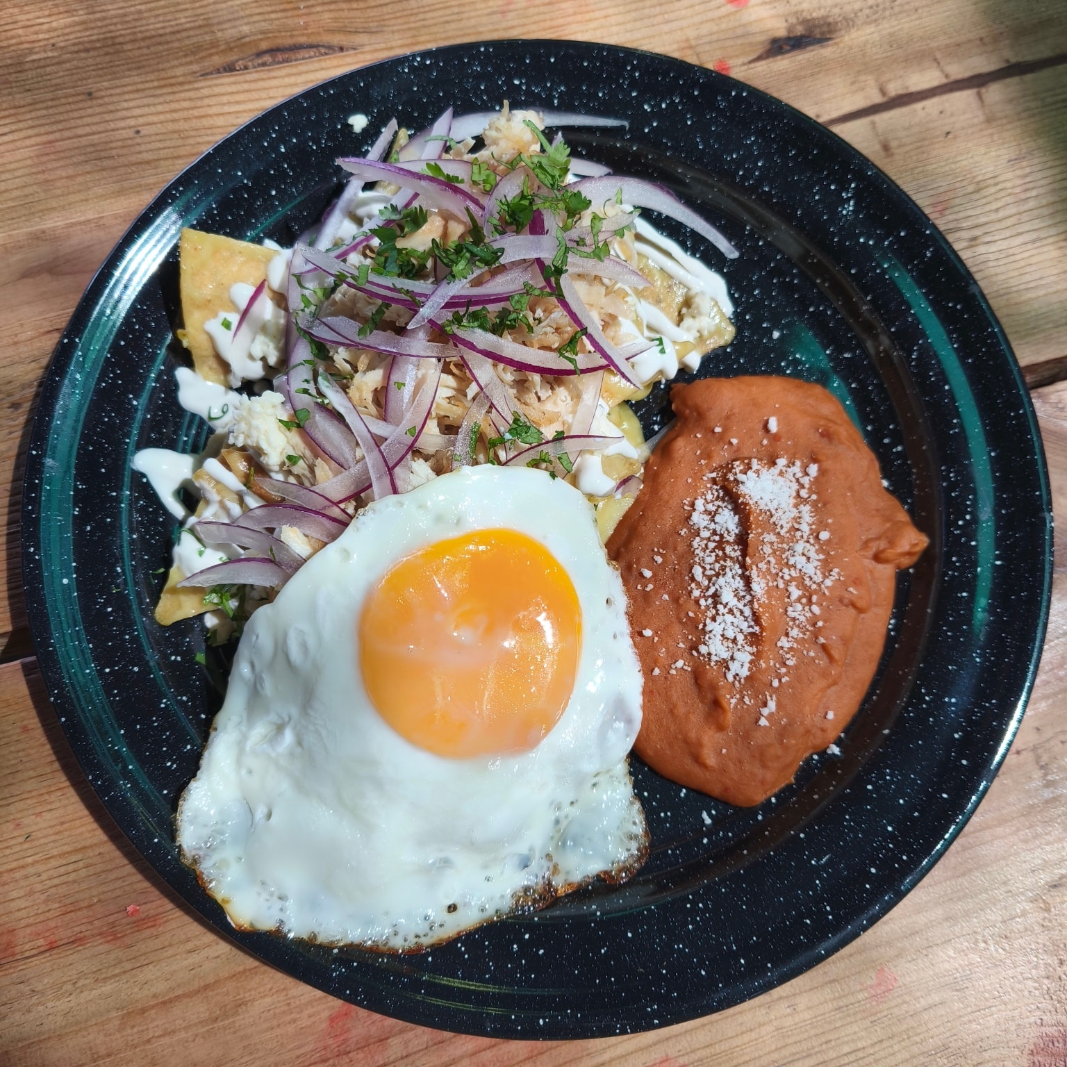 Chilaquiles verdes con pollo y huevo estrellado